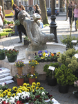908030 Afbeelding van bloemen en planten rond het beeldhouwwerk 'Jonge Bacchus' van Mari Andriessen, op de bloemen- en ...